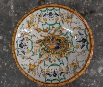 alzata-in-maiolioca-raffigurante-lo-stemma-di-guidubaldo-ii-della-rovere