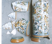 portaombrelli-in-maiolica-in-pezzi-dopo-una-caduta